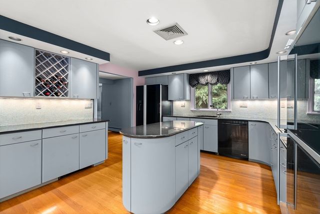 4 Meservey Lane, Lynnfield, MA 01940