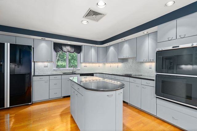 4 Meservey Lane, Lynnfield, MA 01940