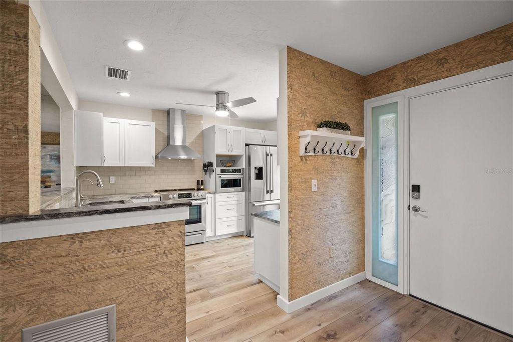 Image 3 of property listing at 4737 CHANDLERS FORDE 14, Sarasota, FL 34235