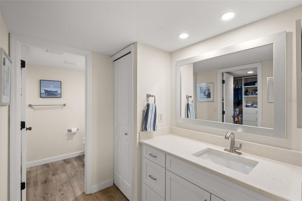 Image 23 of property listing at 4737 CHANDLERS FORDE 14, Sarasota, FL 34235