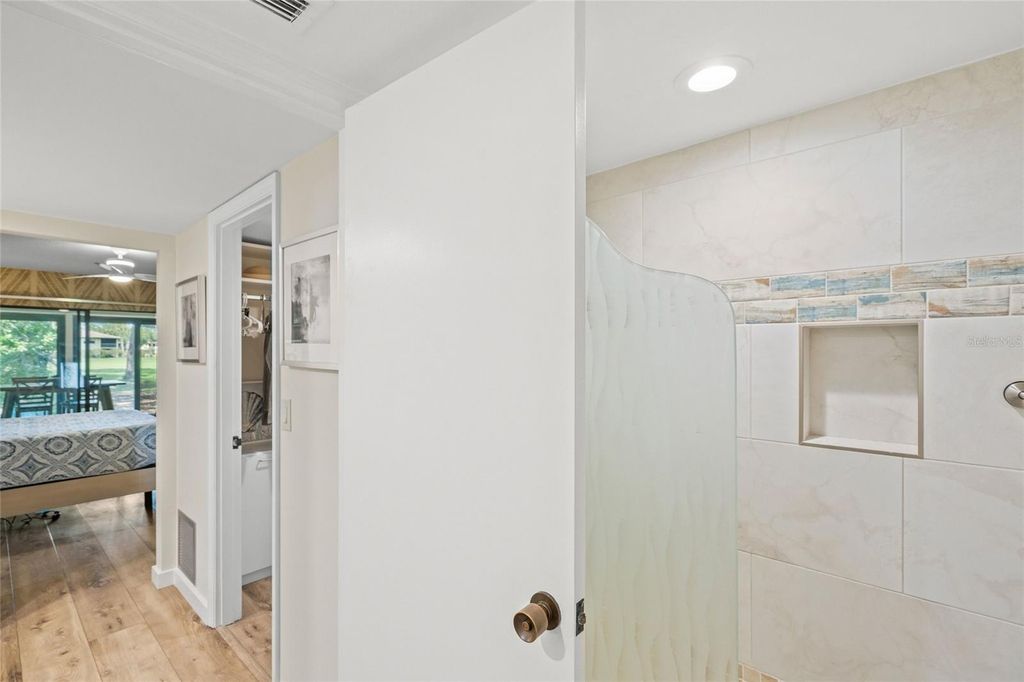 Image 25 of property listing at 4737 CHANDLERS FORDE 14, Sarasota, FL 34235