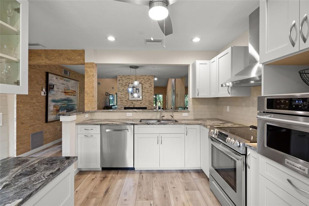 Image 4 of property listing at 4737 CHANDLERS FORDE 14, Sarasota, FL 34235