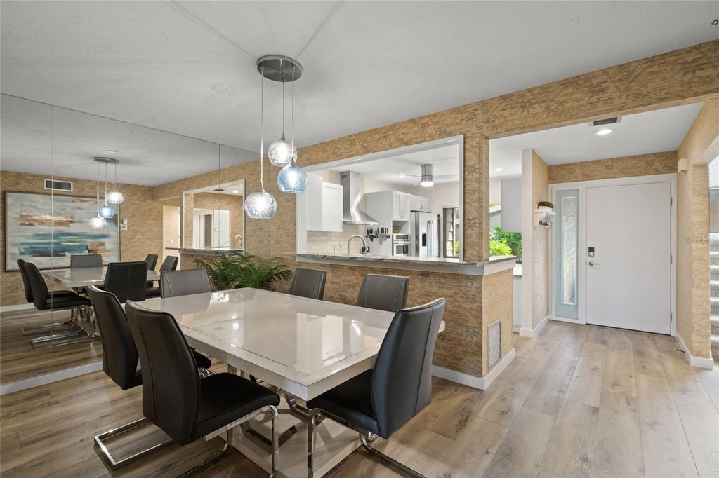 Image 6 of property listing at 4737 CHANDLERS FORDE 14, Sarasota, FL 34235