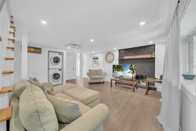 35 Holbrook Ave, Wellfleet, MA 02667