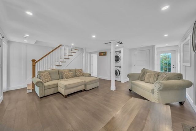 35 Holbrook Ave, Wellfleet, MA 02667