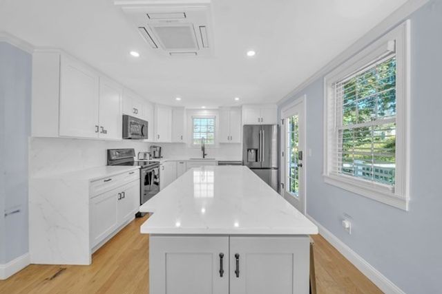 35 Holbrook Ave, Wellfleet, MA 02667