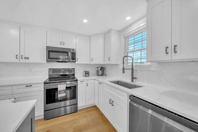 35 Holbrook Ave, Wellfleet, MA 02667