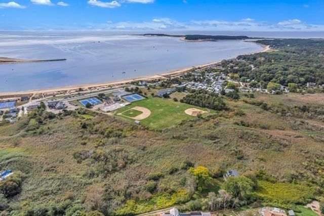 35 Holbrook Ave, Wellfleet, MA 02667