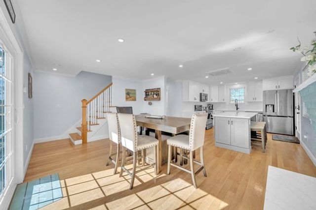 35 Holbrook Ave, Wellfleet, MA 02667