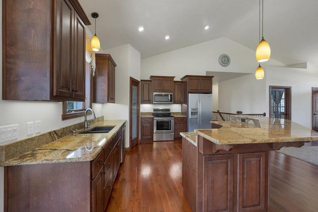 334 WHISPERING CREEK COURT, Green Bay, WI 54303