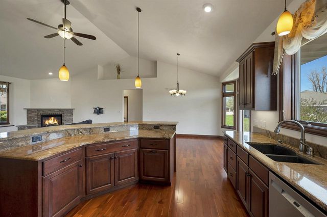 334 WHISPERING CREEK COURT, Green Bay, WI 54303