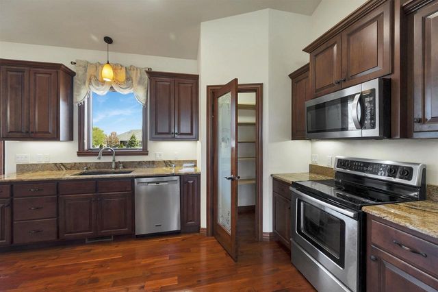 334 WHISPERING CREEK COURT, Green Bay, WI 54303