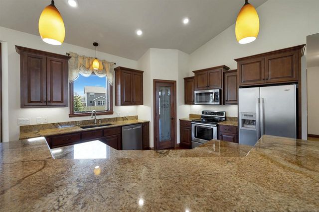 334 WHISPERING CREEK COURT, Green Bay, WI 54303