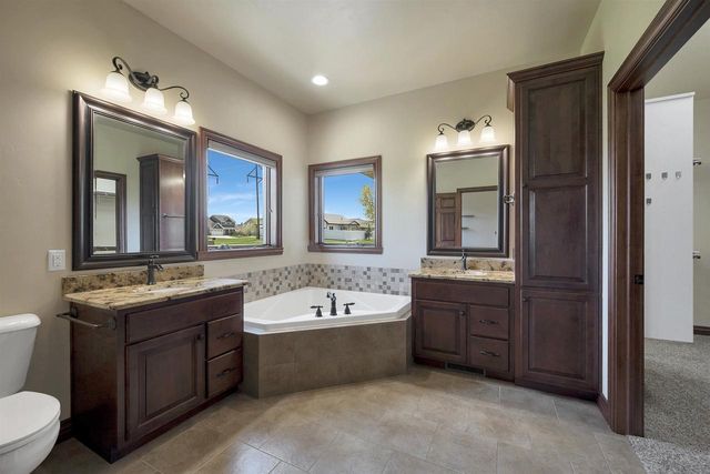 334 WHISPERING CREEK COURT, Green Bay, WI 54303