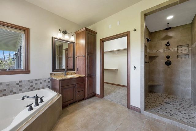 334 WHISPERING CREEK COURT, Green Bay, WI 54303