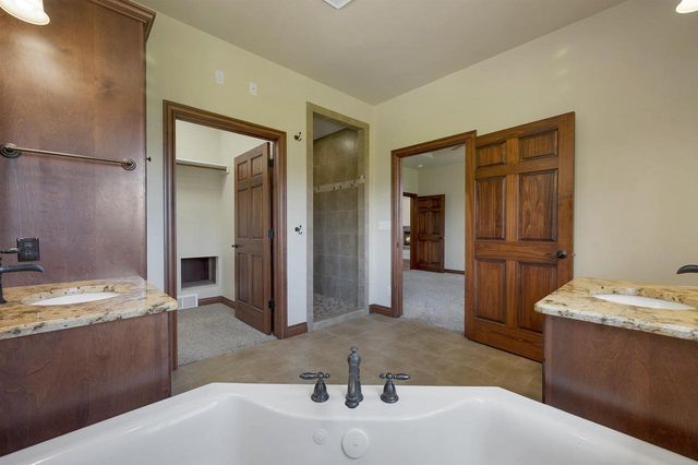 334 WHISPERING CREEK COURT, Green Bay, WI 54303