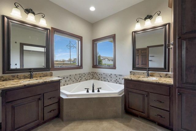 334 WHISPERING CREEK COURT, Green Bay, WI 54303
