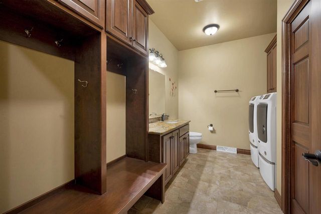 334 WHISPERING CREEK COURT, Green Bay, WI 54303