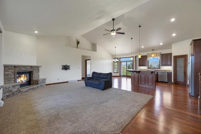 334 WHISPERING CREEK COURT, Green Bay, WI 54303