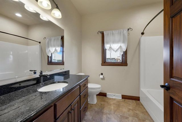 334 WHISPERING CREEK COURT, Green Bay, WI 54303