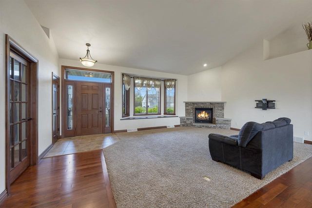 334 WHISPERING CREEK COURT, Green Bay, WI 54303