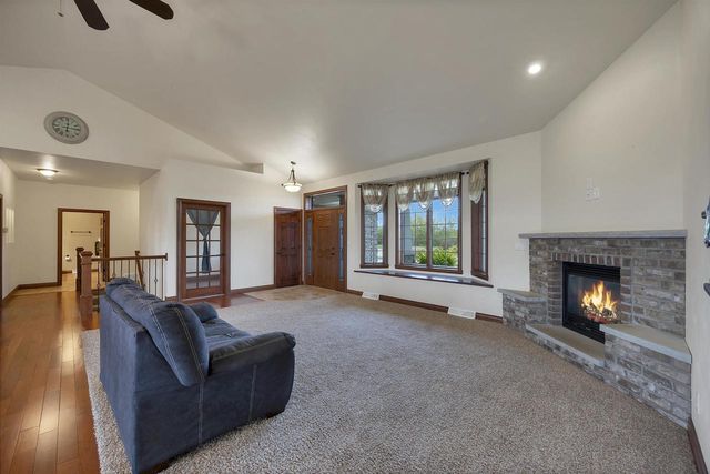 334 WHISPERING CREEK COURT, Green Bay, WI 54303
