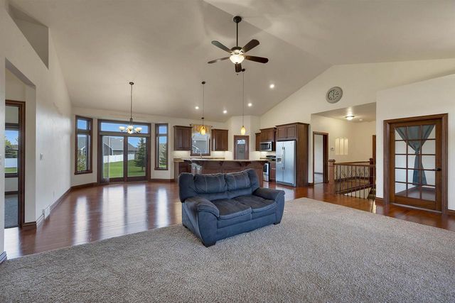 334 WHISPERING CREEK COURT, Green Bay, WI 54303