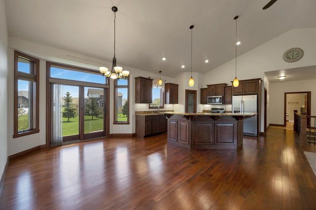 334 WHISPERING CREEK COURT, Green Bay, WI 54303