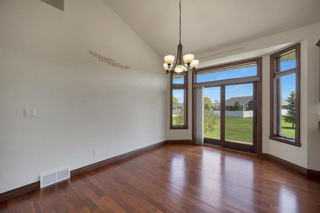 334 WHISPERING CREEK COURT, Green Bay, WI 54303