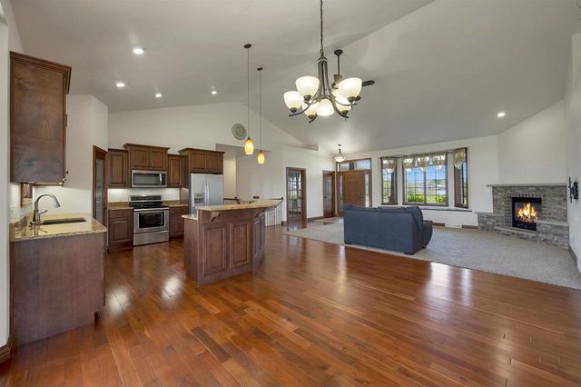 334 WHISPERING CREEK COURT, Green Bay, WI 54303