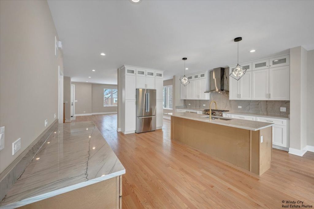 Image 13 of property listing at 7715 W Balmoral Avenue, Chicago, IL 60656