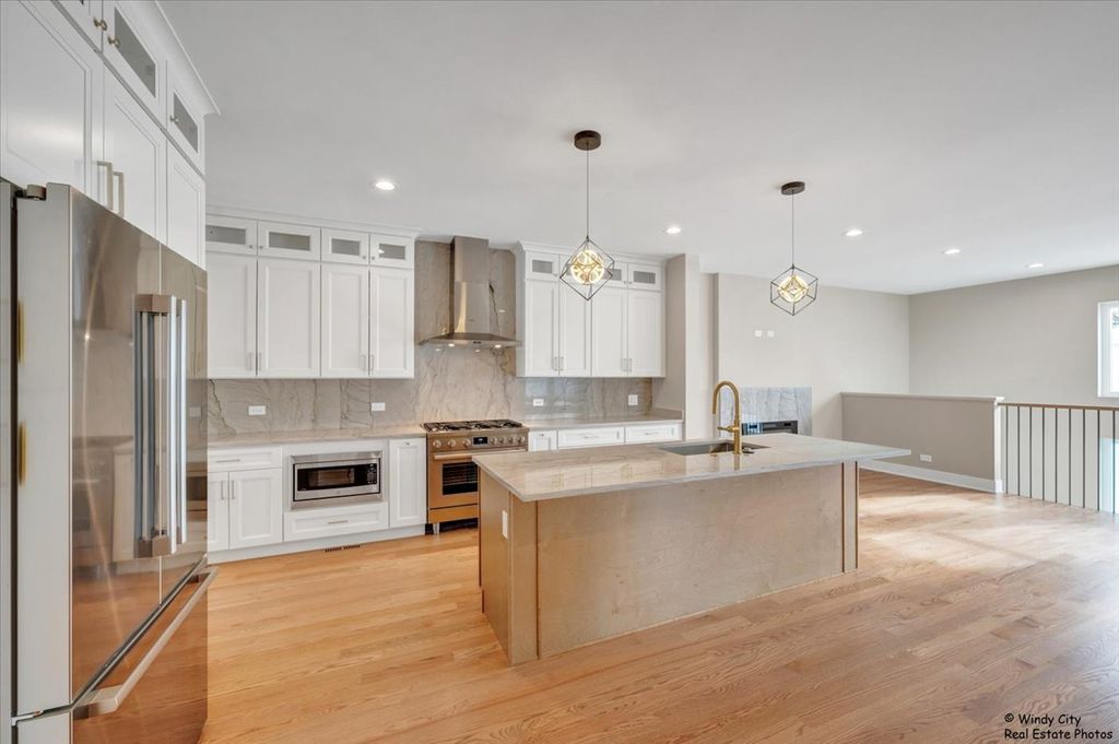 Image 15 of property listing at 7715 W Balmoral Avenue, Chicago, IL 60656