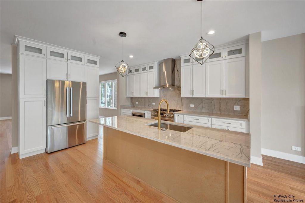 Image 4 of property listing at 7715 W Balmoral Avenue, Chicago, IL 60656