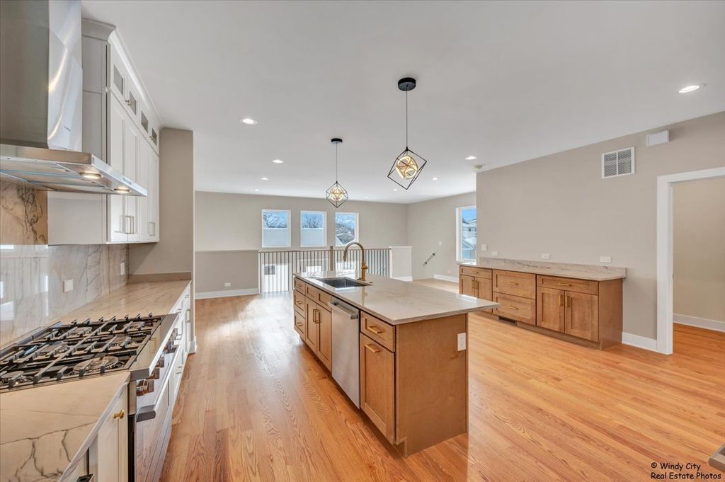 Image 5 of property listing at 7715 W Balmoral Avenue, Chicago, IL 60656