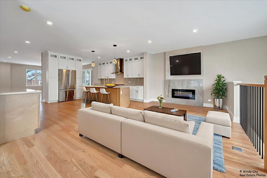 Image 6 of property listing at 7715 W Balmoral Avenue, Chicago, IL 60656