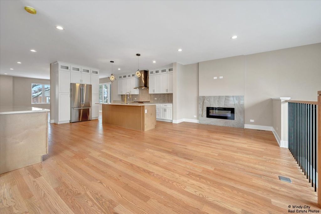 Image 7 of property listing at 7715 W Balmoral Avenue, Chicago, IL 60656