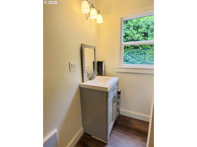 745 Sw MAPLECREST Dr, Portland, OR 97219