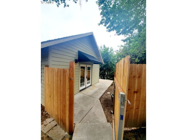 745 Sw MAPLECREST Dr, Portland, OR 97219