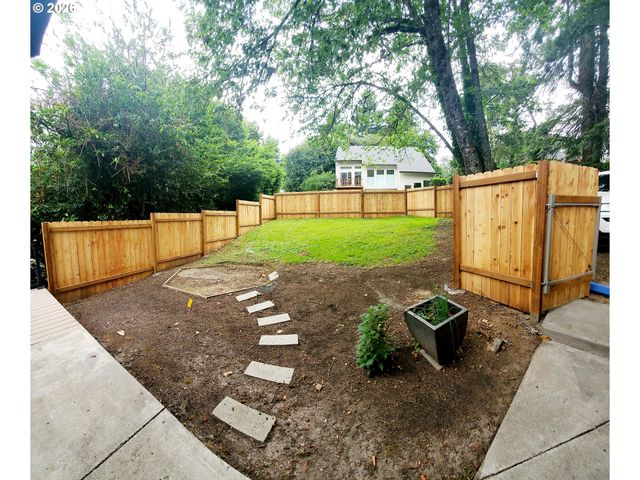 745 Sw MAPLECREST Dr, Portland, OR 97219