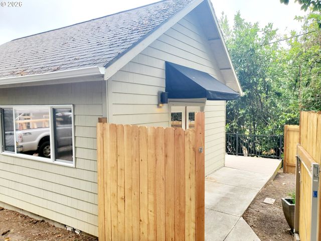 745 Sw MAPLECREST Dr, Portland, OR 97219