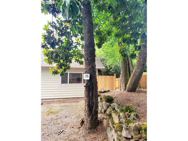 745 Sw MAPLECREST Dr, Portland, OR 97219