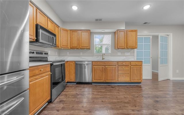 3250 Saxon PL, Virginia Beach, VA 23453