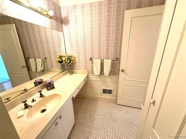 671 E Fox Hills Drive, Bloomfield Hills, MI 48304