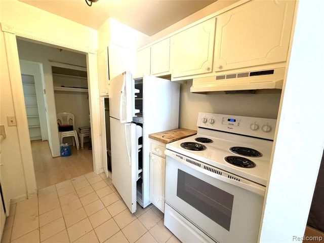 671 E Fox Hills Drive, Bloomfield Hills, MI 48304