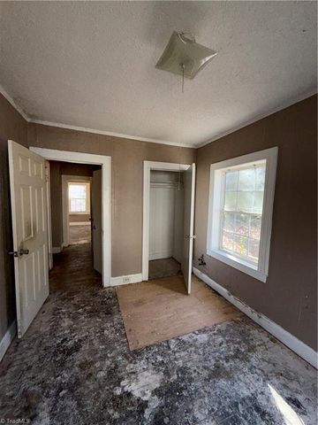 2828 N Glenn Avenue, Winston-salem, NC 27105