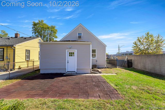 5649 Colonial Street, Dearborn Heights, MI 48127