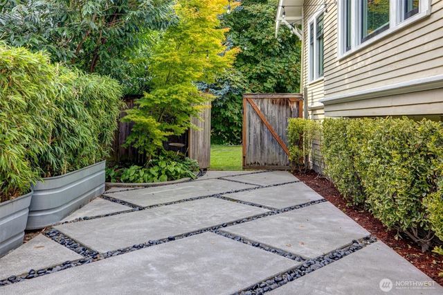 5718 Palatine Avenue N, Seattle, WA 98103