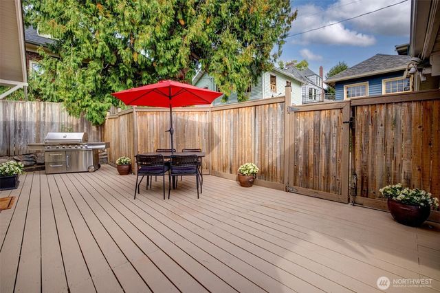 5718 Palatine Avenue N, Seattle, WA 98103