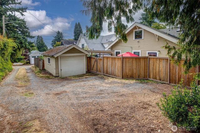 5718 Palatine Avenue N, Seattle, WA 98103