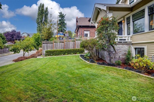 5718 Palatine Avenue N, Seattle, WA 98103